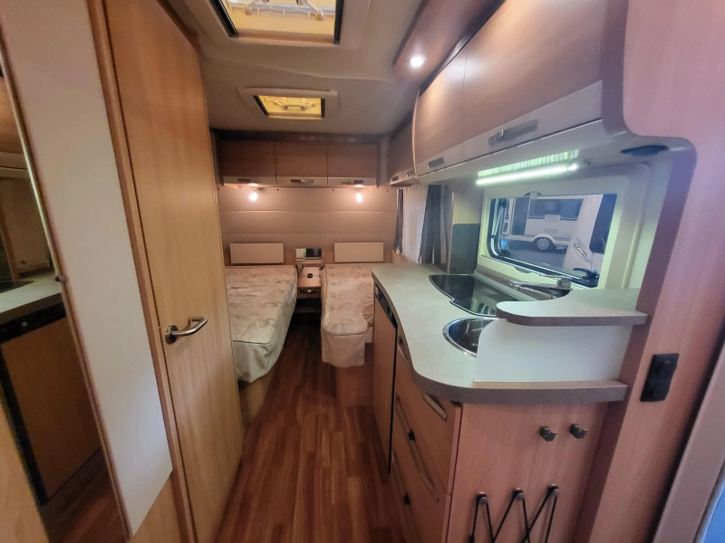 Knaus Sudwind 460 EU met zakluifel en zijwand  foto: 7