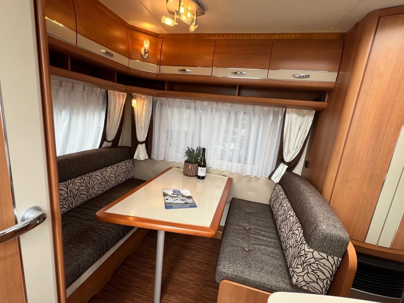 Hobby La Vita 400 SF Mover, Tent, Fietsenrek  foto: 11