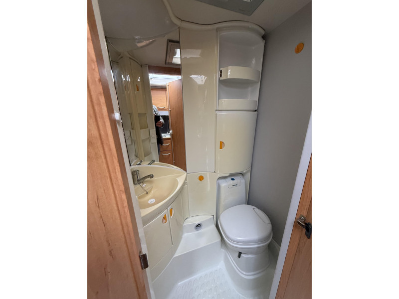 Knaus Blue Line 450 TK STAPELBED VASTBED RONDZIT  foto: 12