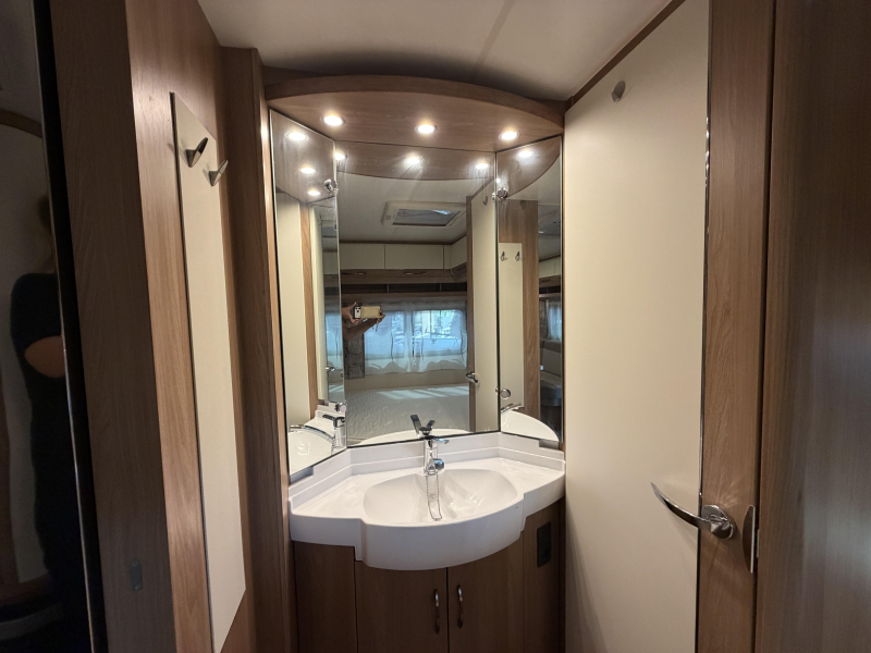 Hobby De Luxe 460 UFE Mover / Cassetteluifel  foto: 15