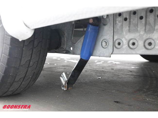 Knaus Sport 450 FU Middenkeuken Rondzit foto: 11