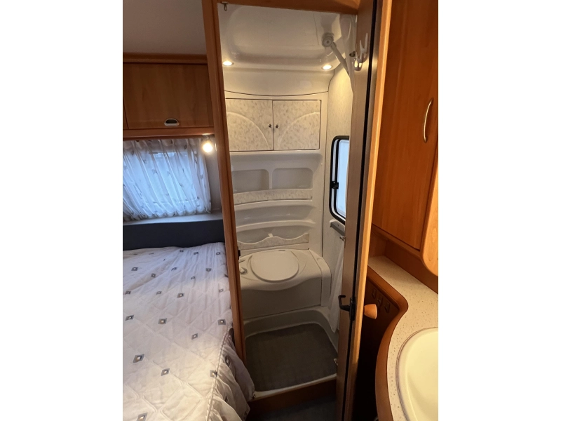 Hobby De luxe Easy 560 KMFE stapelbed zit frans  foto: 11
