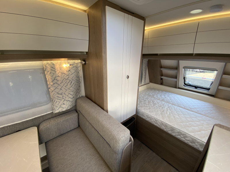 Hobby On Tour 390 SF Treinzit, dwars bed  foto: 11