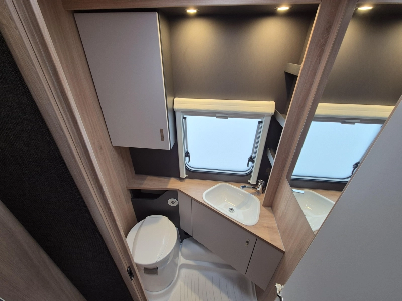 Knaus Sport Platinum 500 QDK Stapelbed en garagedeur  foto: 22
