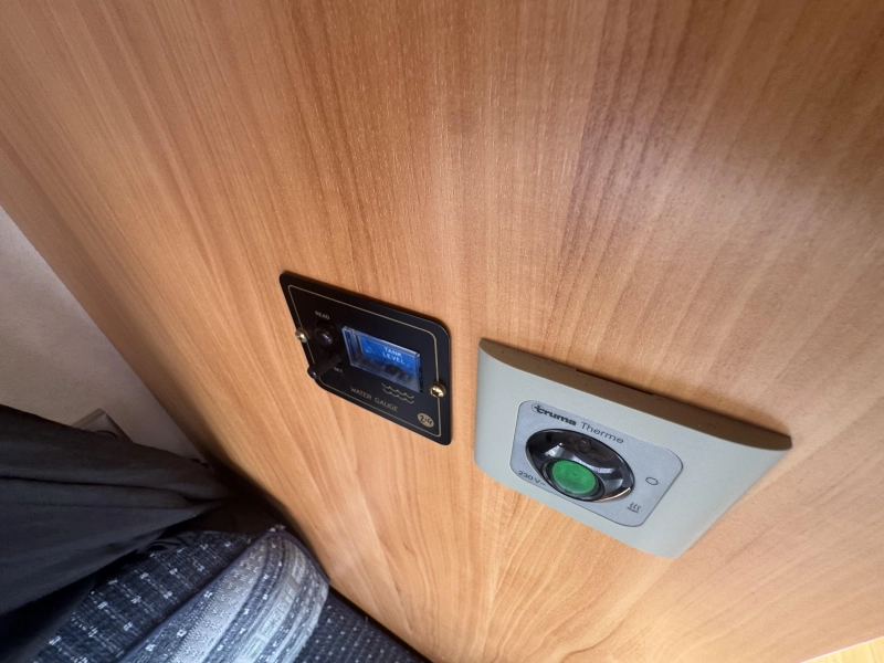 Adria Adora 472 LU Rondzit vast bed voortent  foto: 8