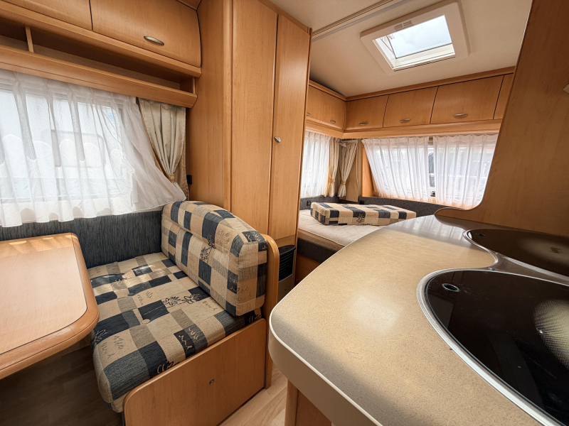Hobby De Luxe 400 SF Voortent, Zitje Dwarsbed  foto: 4