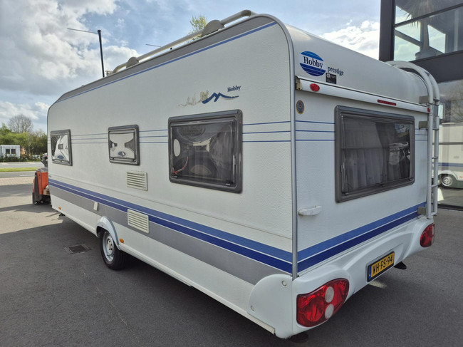 Hobby PRESTIGE 560 Kingsize Bed + Voortent Nw type 2e eig.