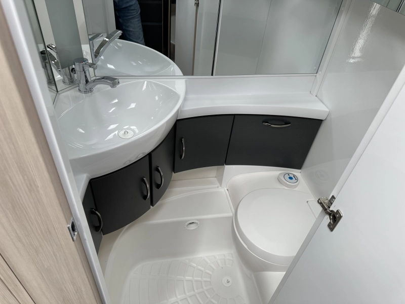 Hobby De Luxe Special 495 UL mover - voortent  foto: 8
