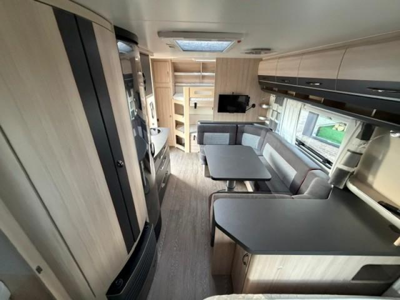 Hobby De Luxe Edition 560 KMFE stapelbed voortent mover  foto: 11