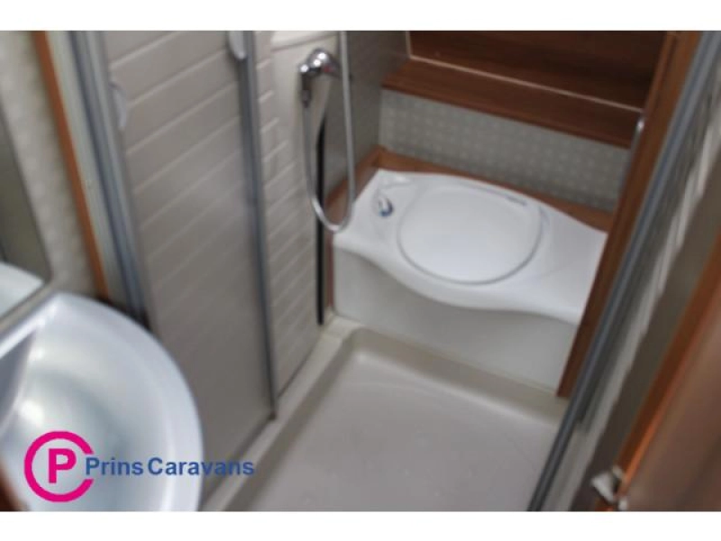 Bürstner Averso 450 Frans Bed en Rondzit  foto: 18
