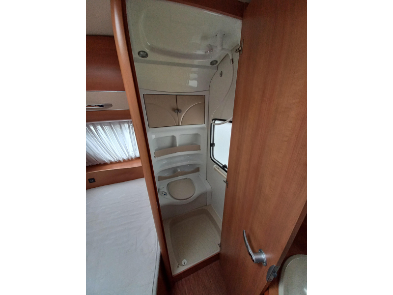 Hobby Excellent 410 SFE voortent-mover-fietsd-etc  foto: 13