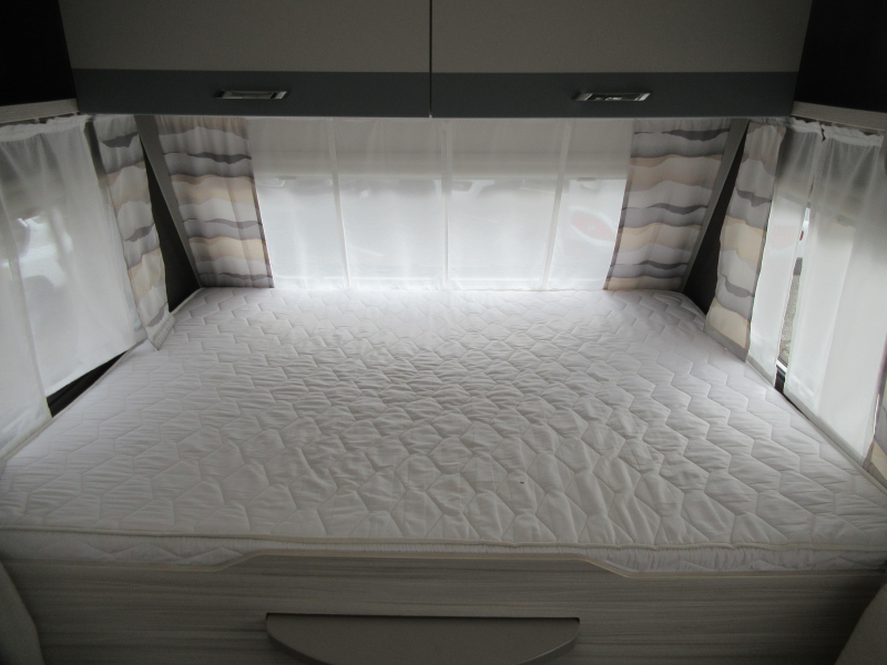 Dethleffs C'Joy 480 QLK GEZINS CARAVAN, VOORTENT  foto: 4