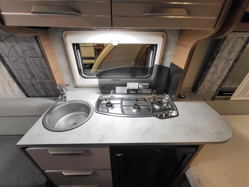 Knaus Sport 450 FU nieuwstaat  foto: 8