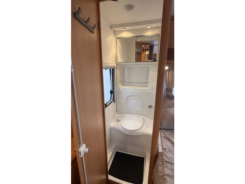 Chateau Calista 450 FHU frans bed rondzit toilet  foto: 3