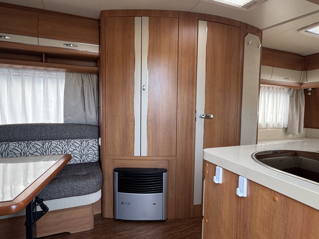 Hobby Excellent 495 UL met ENKELE BEDDEN en grote rondzit **Mover/Reservewiel/XXL Koelkast/Fietsendrager voor & achter/Zeer nette staa foto: 15