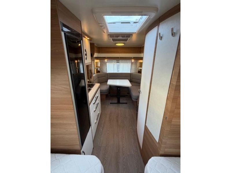 Hobby De Luxe 495 UL Incl Mover Airco Voortent  foto: 17