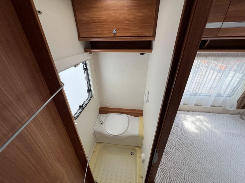Dethleffs Nomad 450 DB Mover, Voortent, Hordeur  foto: 10