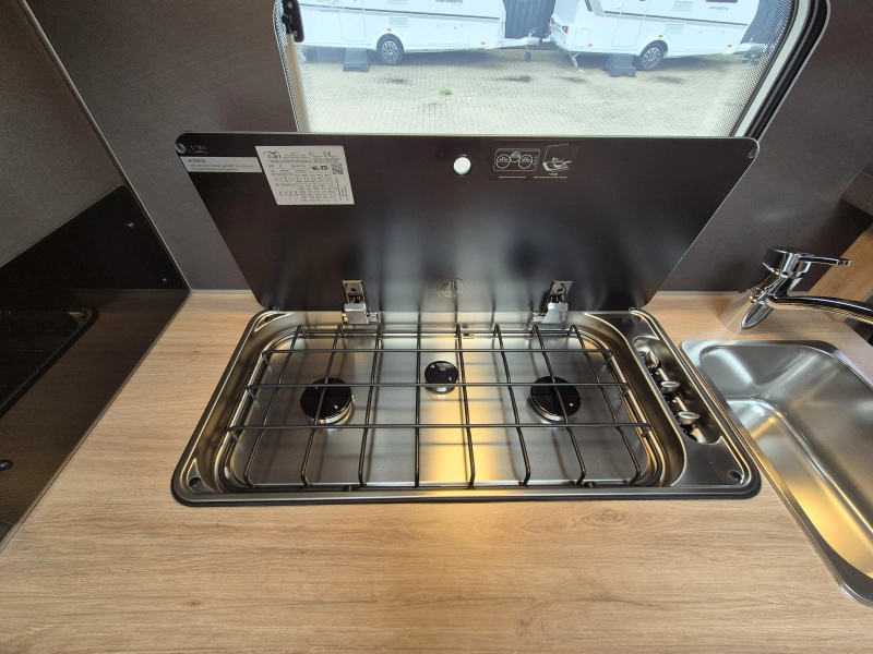 Knaus Sport Platinum 500 QDK Stapelbed en garagedeur  foto: 10