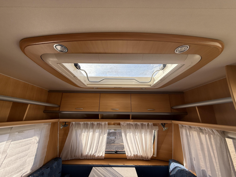 Dethleffs New Line 490 TK Stapelbed 1300KG Voortent  foto: 15