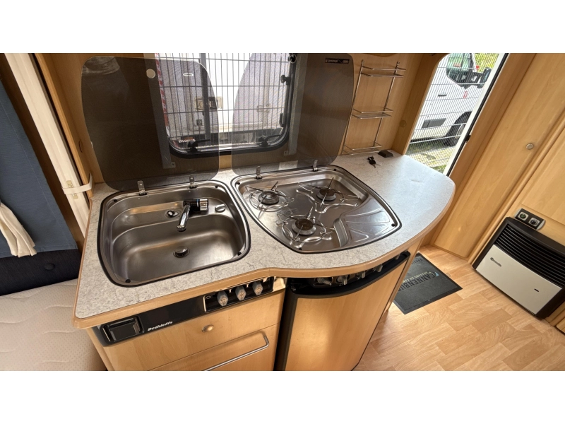 Dethleffs Camper 440 DB treinzit vast bed toilet  foto: 8