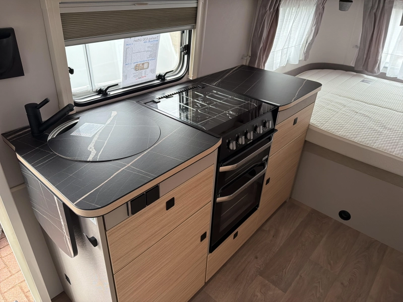 Eriba Touring 630 Urban Hampton Zilver  foto: 6