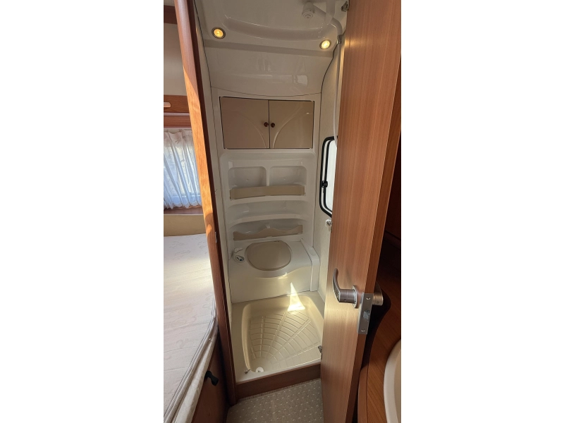 Hobby Prestige 495 UFE frans bed rondzit toilet  foto: 13