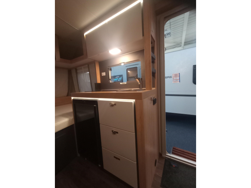 Knaus Sport 400 QD Thule Omnistor, vloerverw  foto: 4