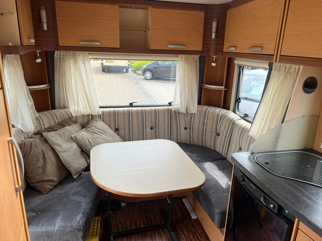 Hymer Sporting 465 | Volautomatische Mover | ZGAN Voortent | Lattenbodem | Ombouwbare Rondzit | Luifel | Fransbed | Fietsenrek foto: 7