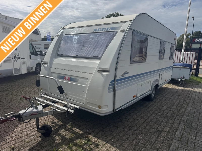 Adria Adora 472 LU Rondzit vast bed voortent  foto: 0