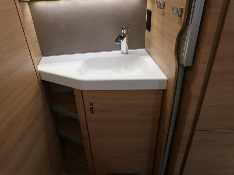 Knaus Sudwind Black Selection 450 FU FRANS BED / RONDZIT  foto: 7