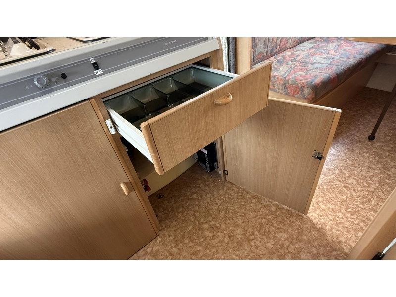 Adria Optima 425 TK vast bed zit toiletruimte  foto: 10