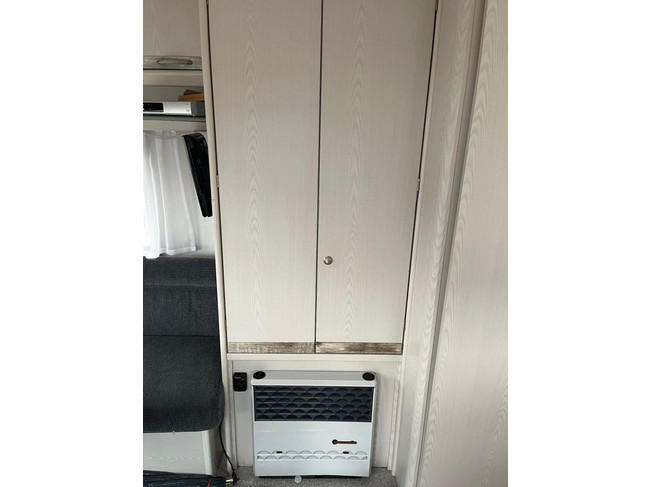 Knaus Sport 2404 | Voortent | Halfautomaat mover | Vastbed | Dinette (rondzit) | Kachel | Casette toilet | Imperiaal/ladder foto: 15