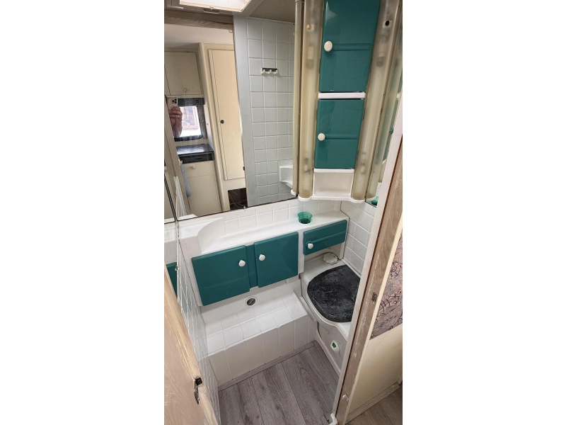 Dethleffs Camper 440 T treinzit vast bed toilet  foto: 5