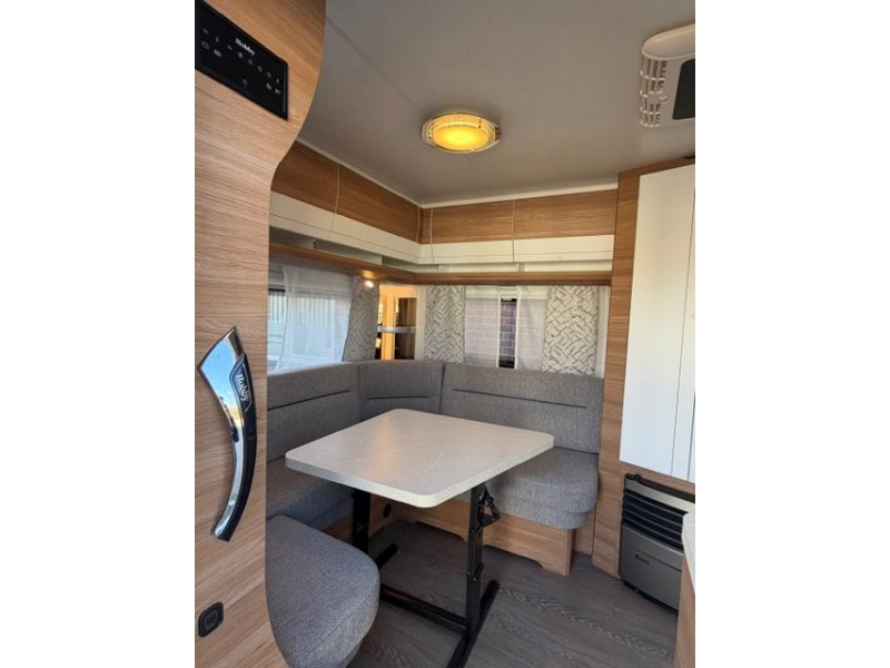 Hobby De Luxe 495 UL Incl Mover Airco Voortent  foto: 10