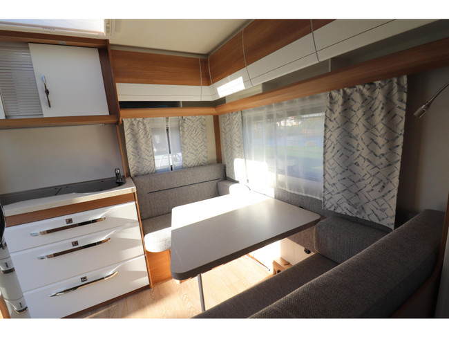 Hobby De Luxe 400 SFE Mover / Voortent foto: 12