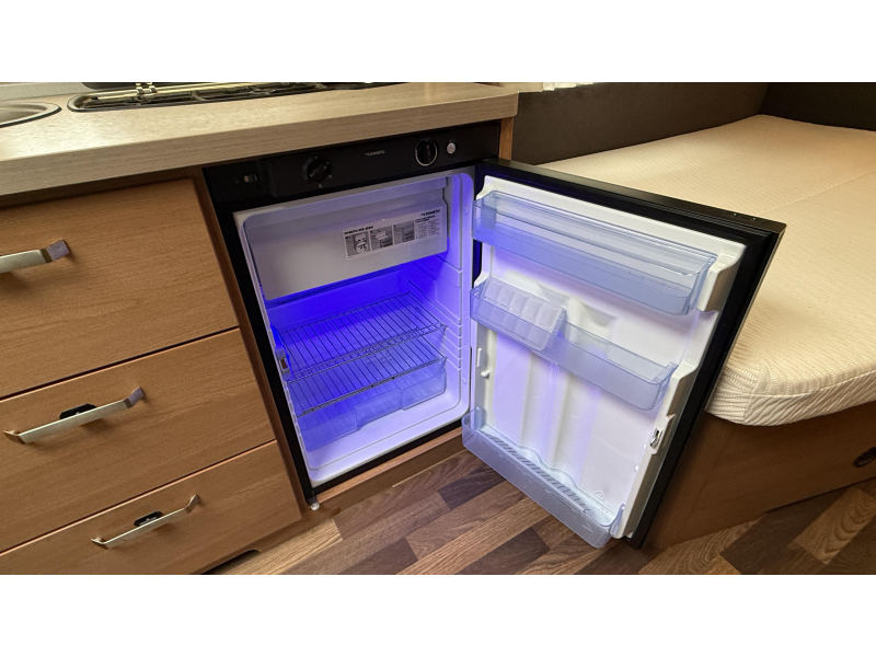 Knaus Sport 450 FU frans bed rondzit toilet  foto: 6