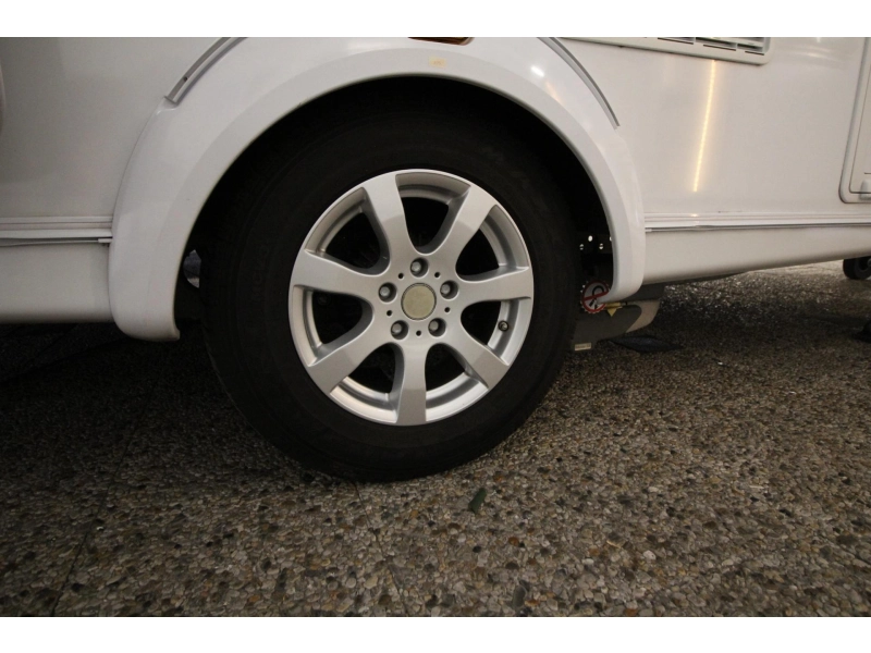 Knaus Sudwind Silver Selection 420 QD Mover Thule 6300 Voortent  foto: 21