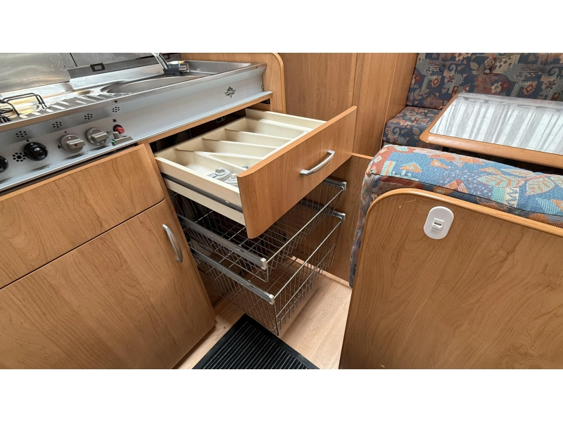 Hobby De Luxe 400 SB treinzit vast bed toilet  foto: 9