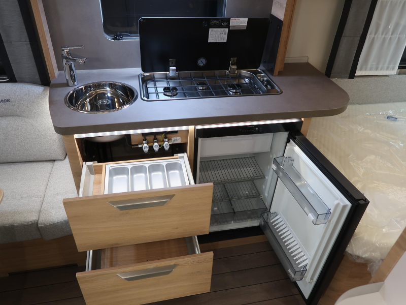 Knaus Sudwind Black Selection 450 FU FRANS BED / RONDZIT  foto: 11