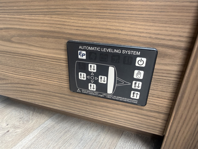 Eriba T 820 (TOURING 820) full options EP level systeem lengte bedden XT mover Truma zonnepanelen 2x dakairco Dometic elktr schotel foto: 16