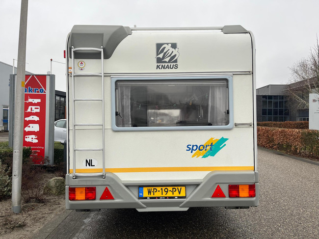 Knaus Sport 2404 | Voortent | Halfautomaat mover | Vastbed | Dinette (rondzit) | Kachel | Casette toilet | Imperiaal/ladder foto: 5