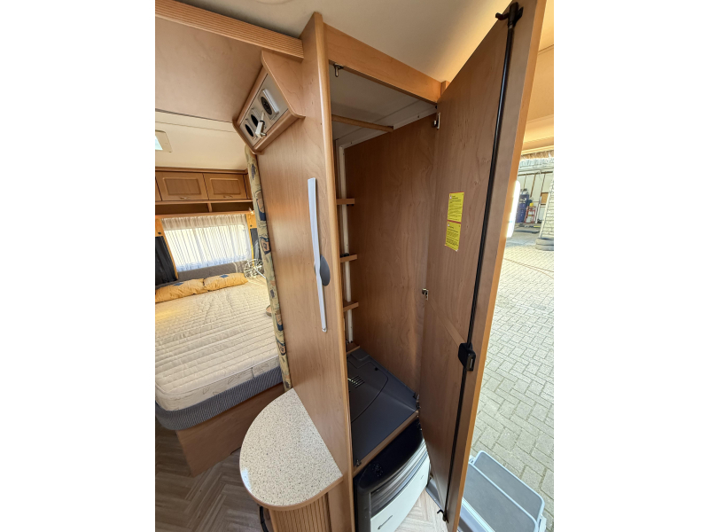 Bürstner Amara 450 TS FRANSBED RONDZIT VOORTENT  foto: 15