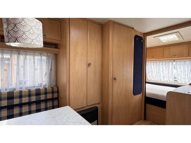 Hobby De luxe Easy 450 UF dwars bed rondzit toilet  foto: 3