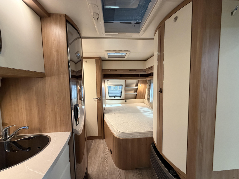 Hobby De Luxe 460 UFE Mover / Cassetteluifel  foto: 12