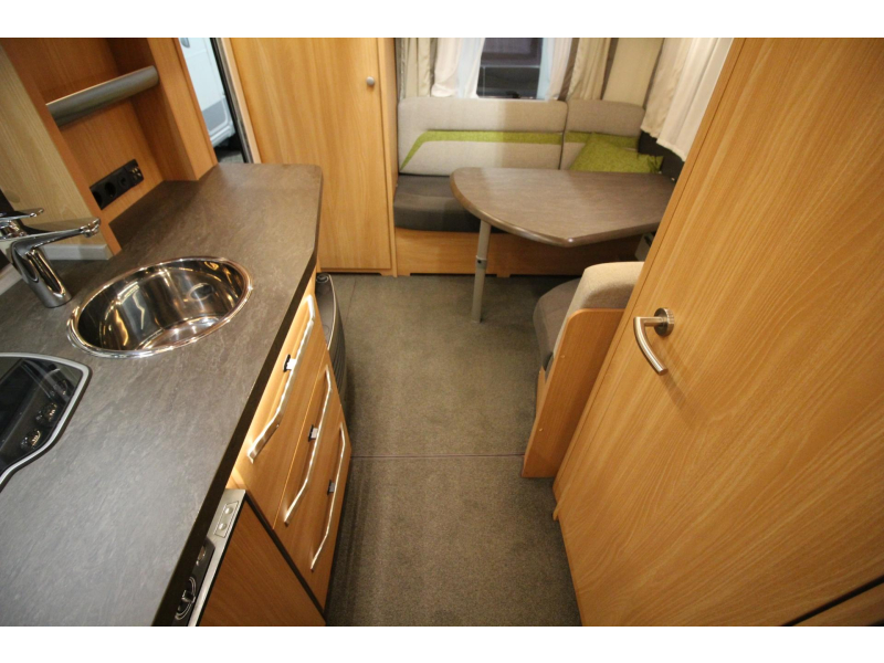 Knaus Sudwind Silver Selection 420 QD Mover Thule 6300 Voortent  foto: 5