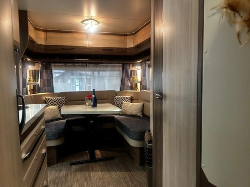 Hobby De Luxe 495 UL mover, voortent  foto: 4