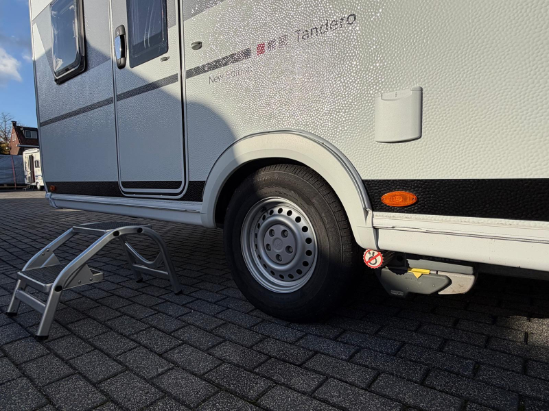 LMC Tandero 480 D Met Truma mover!  foto: 5