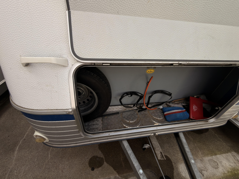 TEC Travel King 490 K Voortent+reservewiel  foto: 2