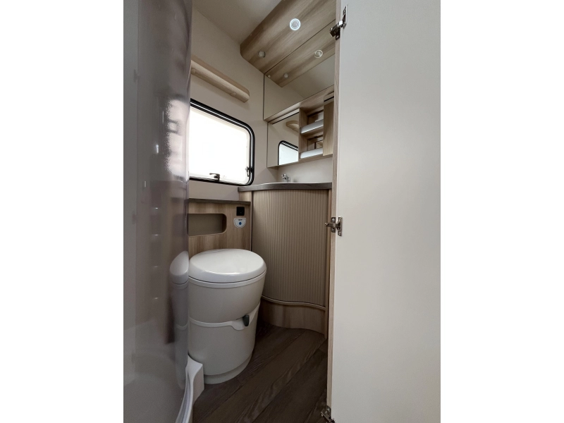 Hobby De Luxe 545 KMF sfeer-3bed-c6e-vloerv-etc  foto: 11