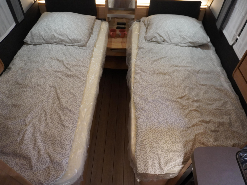 Knaus Sudwind Black Selection 460 EU ENKELE BEDDEN 